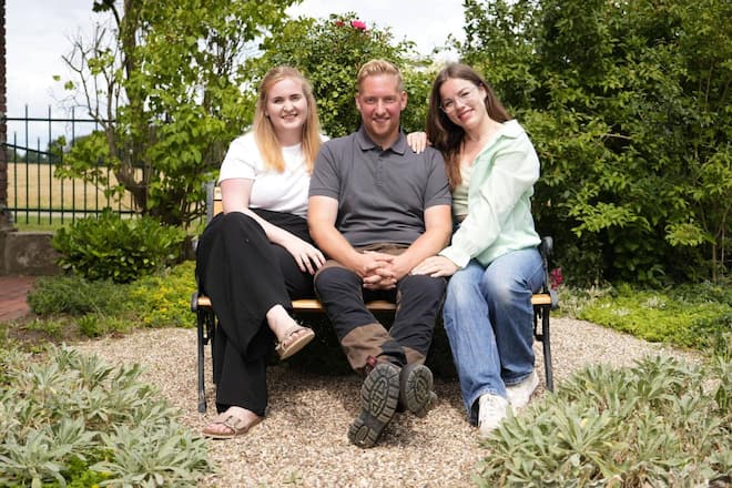 <p>Am Ende entscheidet sich Daniel für Jenny (r.) – Emely muss den Hof verlassen.</p>