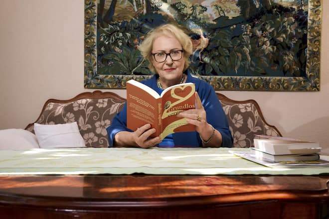 <p>«Grundlos vergnügt» heisst Julia Onkens neustes Werk, ein unterhaltsamer, aber auch lehrreicher Rückblick aufs Leben. </p>