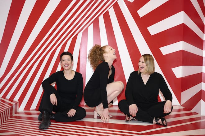 <p>Gülsha Adilji, Maja Zivadinovic und Yvonne Eisenring (v.l.) sind die Hosts des Podcasts «Zivadiliring». Sie werden vor 10'000 Personen im Hallenstadion auftreten.</p>