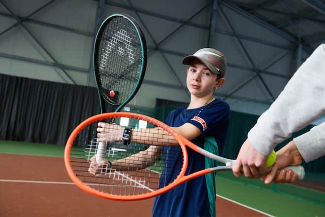 Flynn Thomas, Nachwuchs Tennistalent, 13. Februar 2021, Ebmatingen, mit Mutter Sandra und den Schwester Léonie und Hannah