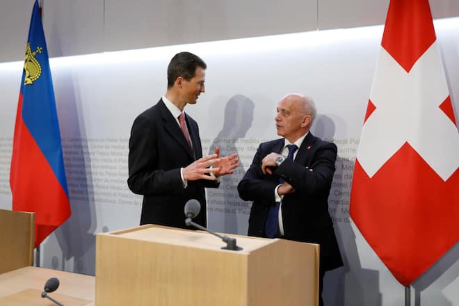 Bundesrat Ueli Maurer Fahne Erbprinz Alois Liechtenstein