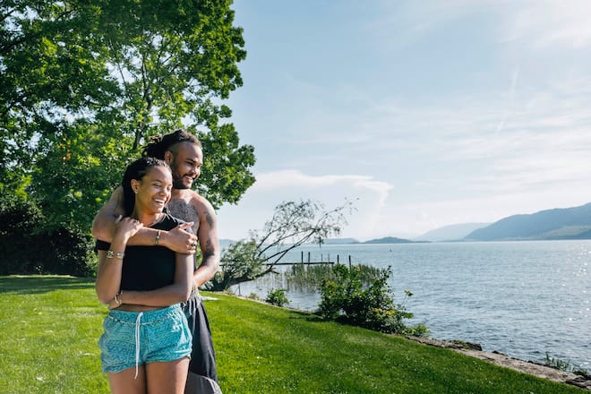 Rapper Nativ Nativ mit seiner Freundin am Bieler See