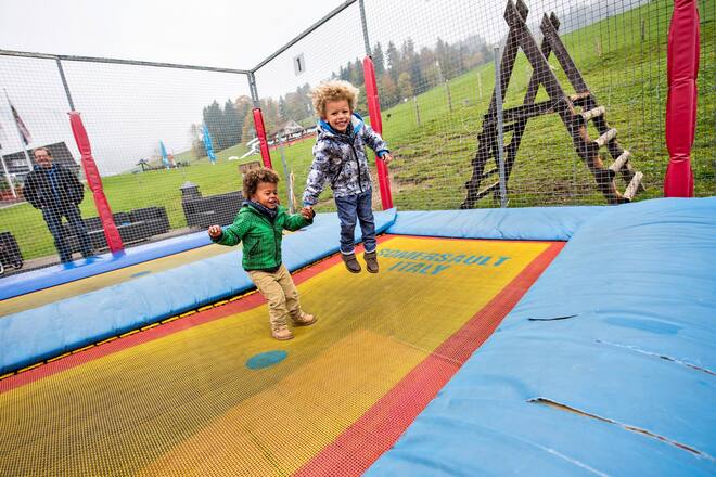 Hoch hinaus Yves (links) und sein älterer Bruder Noah können sich auf dem Trampolin so richtig austoben.