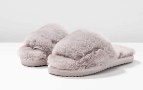 Graue Hausschuhe