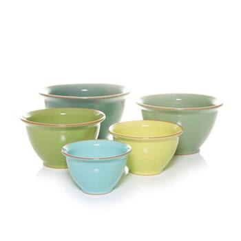 pastellfarbenes Geschirr