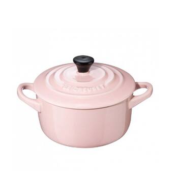 pastellfarbenes Geschirr