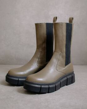 Trendige und klobige Boots