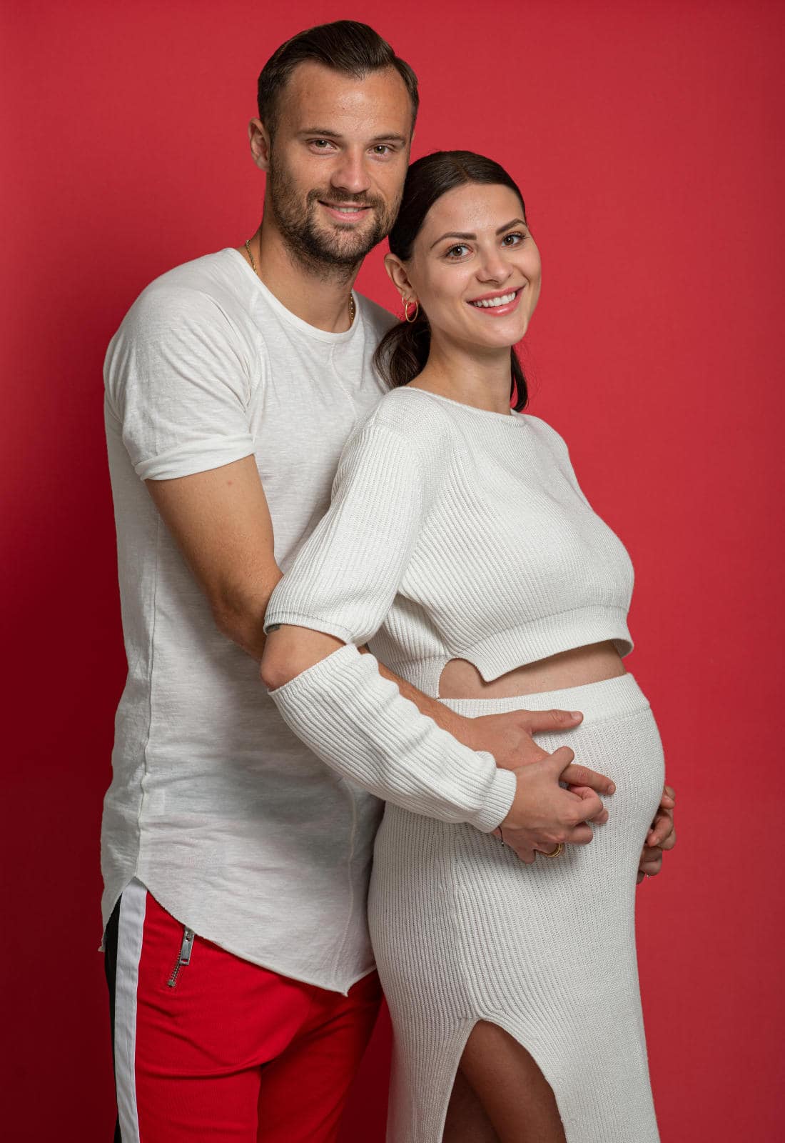 Foto: Toto Marti, 28.Haris Seferovic5.2019, Luzern (LU): Benfica-Star Haris Seferovic mit seiner schwangeren Ehefrau Amina vor dem UEFA Nations League Final Four in Portugal. Das 2019 ist sein Jahr, 19 Liga Tore im Frühling 19, Saison Torschützenkönig 18/19 mit 23 Treffer, Hochzeit am 5.4.19 und wird im Sommer zum erstenmal Vater.