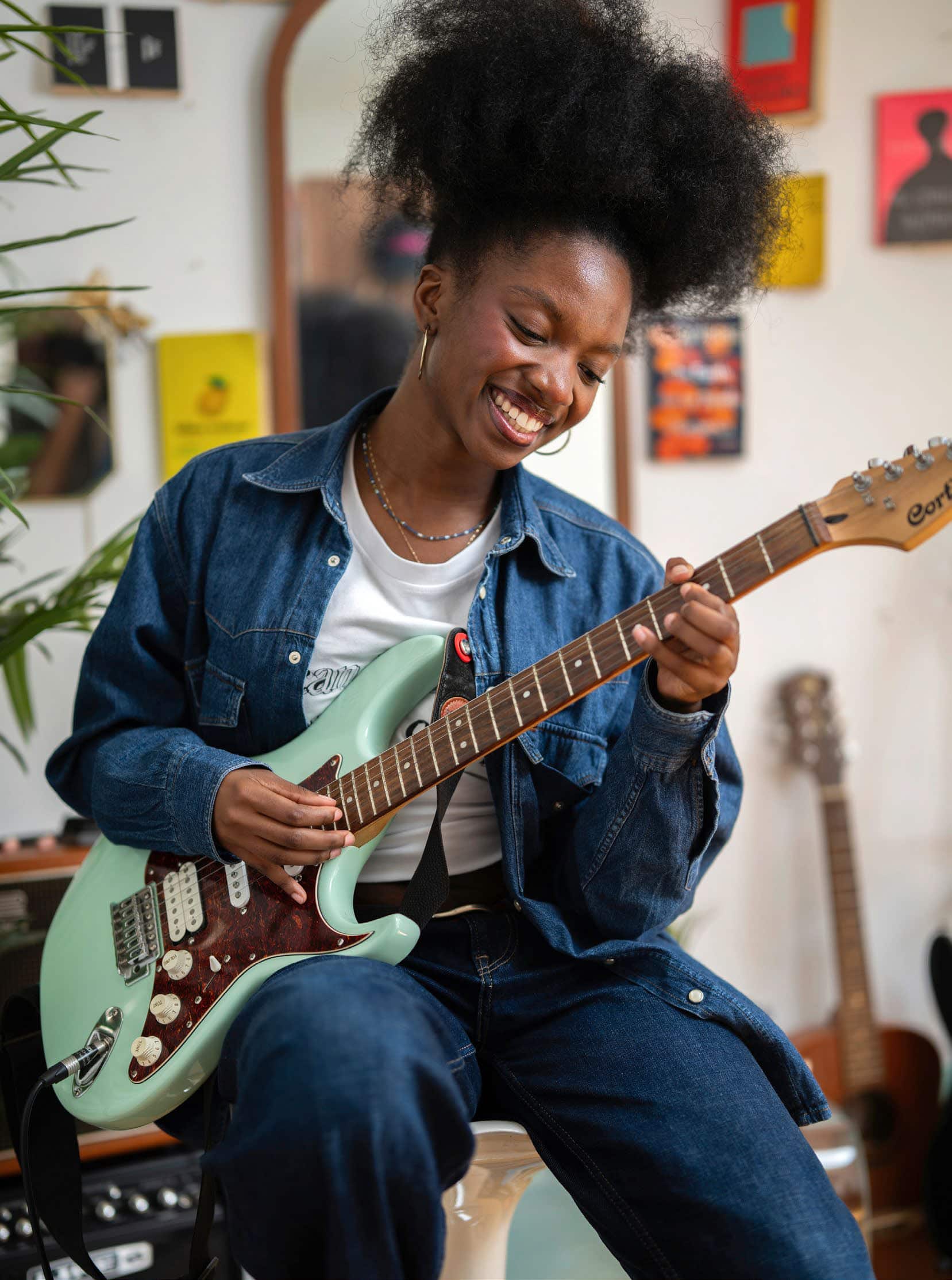 <p>«Eure Covers bringen mich zum Lächeln», so Céline Dion, nachdem sie auf einen Videoclip reagiert hat, in dem die Zürcherin Keza ihren Hit «All by Myself» singt.</p> <p>Im Kinderzimmer filmt Keza viele ihrer Singvideos für die sozialen Medien.</p> Keza will als Sängerin durchstarten und Mathelehrerin werden. Für beides übt sie fleissig zu Hause im Zürcher Unterland.
