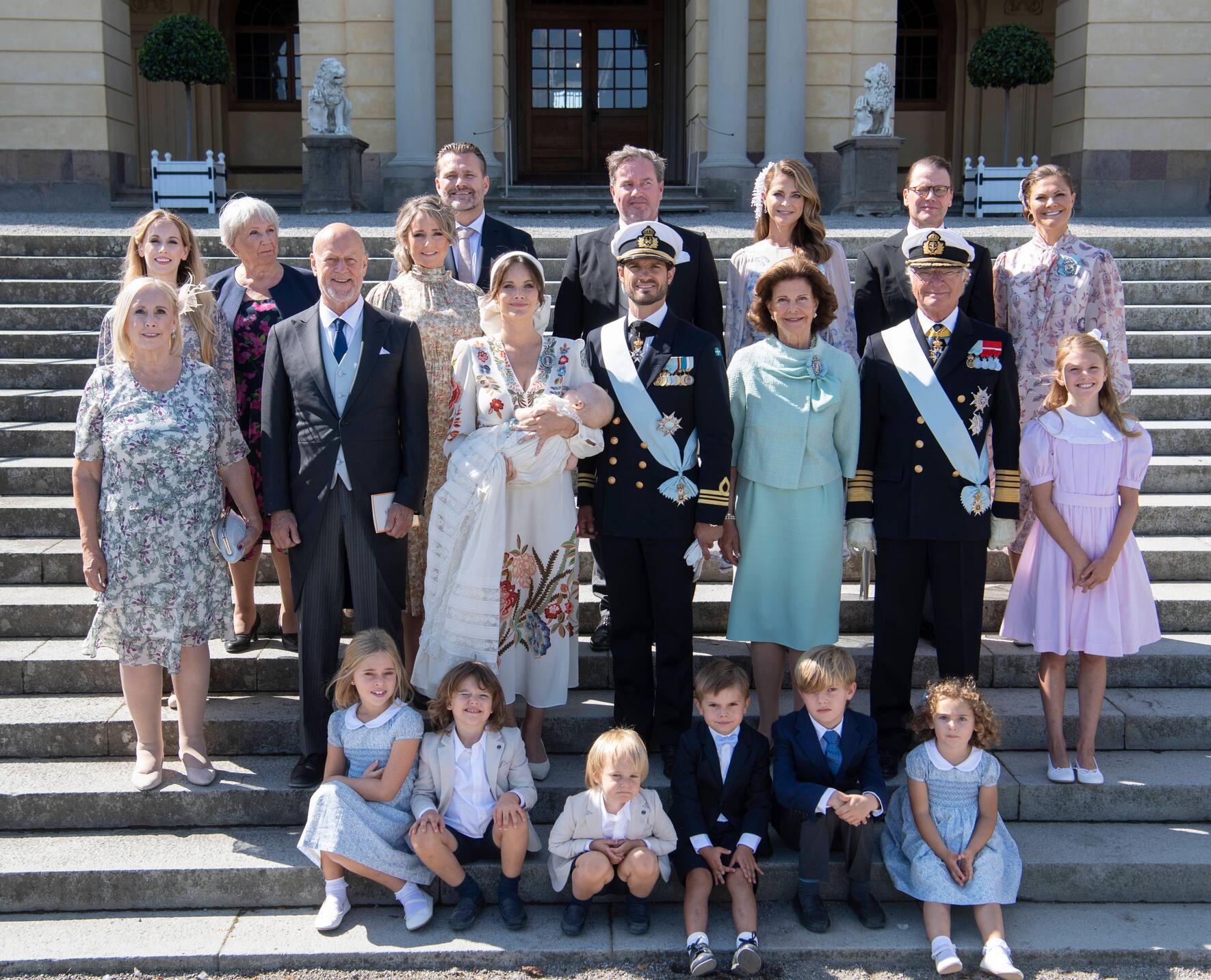 Value for Alt text is too long: Hinten: Schwester Sara Hellqvist, Britt Rotman, Lina Hellqvist (Prinzessin Sofias Schwester), Mattias Wikström, Chris O´Neill, Prinzessin Madeleine (SE), Prinz Daniel (SE), Kronprinzessin Victoria (SE), Mitte: Mutter Marie Hellqvist, Vater Erik Hellqvist, Prinzessin Sofia (SE), Prinz Julian (SE), Prinz Carl Philip (SE), Königin Silvia (SE), König Carl Gustaf (SE), Prinzessin Estelle (SE), untere Reihe: Prinzessin Leonore (SE), Prinz Alexander (SE), Prinz Gabriel (SE), Prinz O